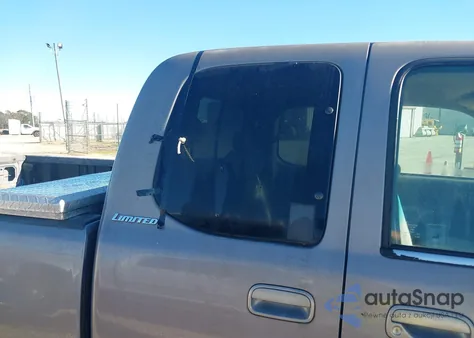 2001 Toyota Tundra Ltd V8 z USA, uszkodzony, nr VIN 5TBBT48101S190216